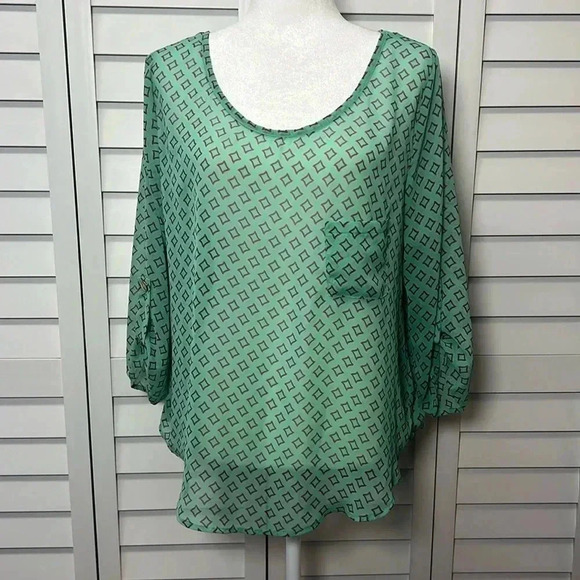 Karlie Scoop Neck Button Back Roll Tab Sleeve Pullover Top Size Large Mint NWT - Picture 1 of 9